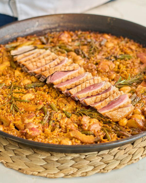 Paella de pollo y pato. Duck and chicken paella